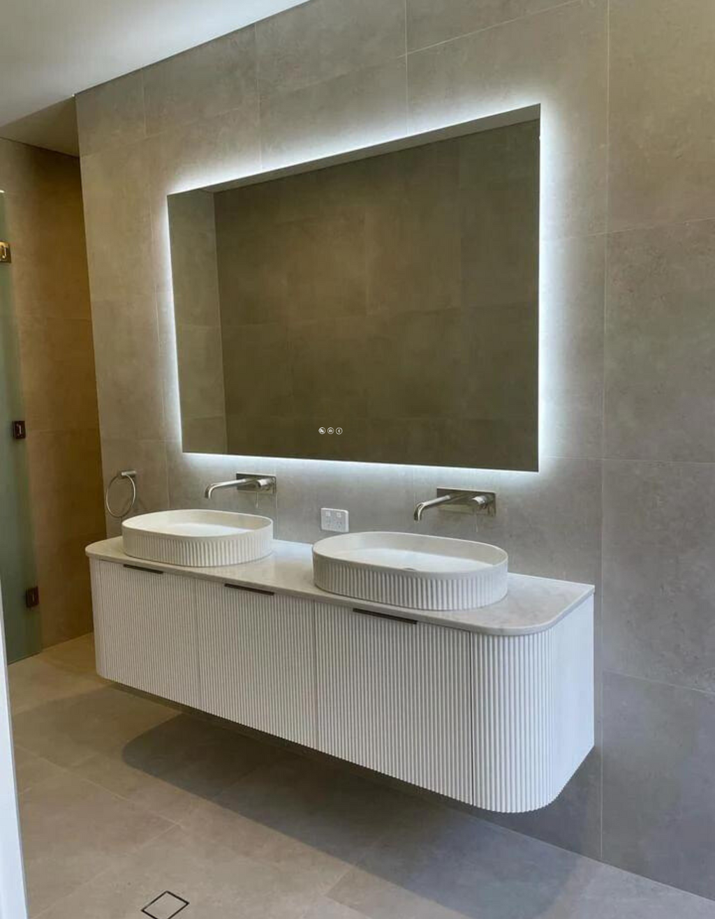 Venetian Glow | Elegant Smart LED Bathroom Mirror with Bluetooth Lights 3